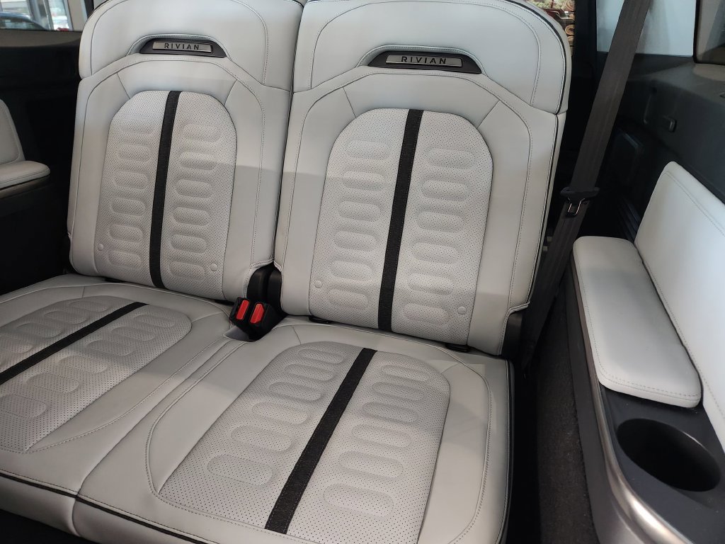 Used 2025 Rivian R1S Adventure Dual AWD/4WD image 30