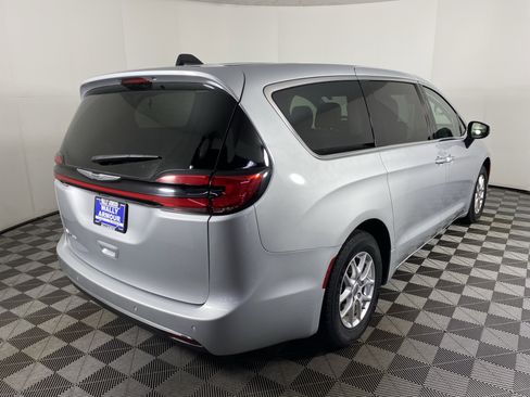Used 2023 Chrysler Pacifica Touring-L image 7