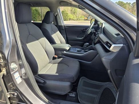 Used 2021 Toyota Highlander LE image 19