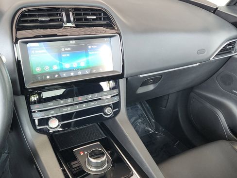 Used 2019 Jaguar F-PACE Premium image 9