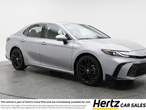 Used 2025 Toyota Camry SE image 1