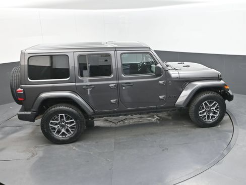 Used 2025 Jeep Wrangler Unlimited Sahara AWD/4WD image 39