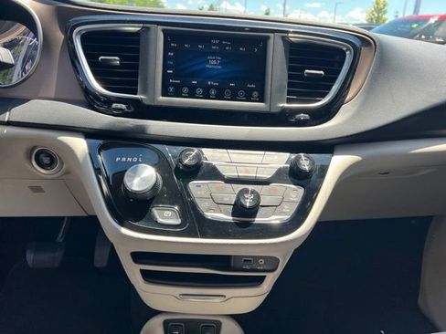 Used 2020 Chrysler Voyager Lxi FWD image 16