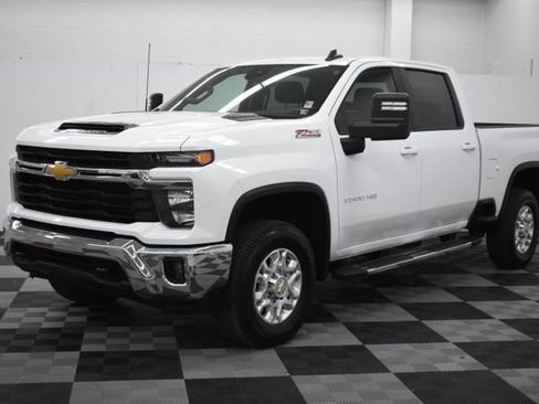 Used 2024 Chevrolet Silverado 2500 LT image 2