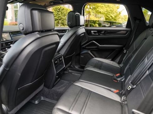 Used 2021 Porsche Cayenne AWD/4WD image 40