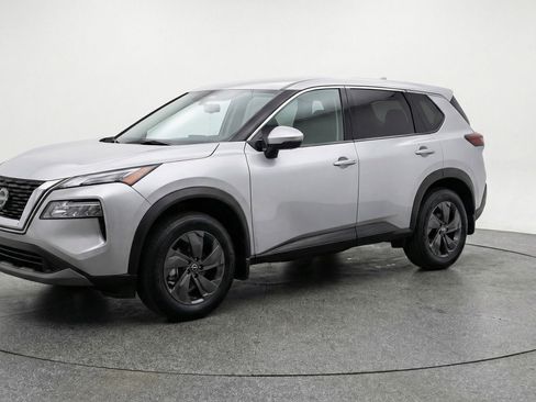 Used 2025 Nissan Rogue SV image 3