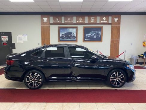 Used 2023 Volkswagen Jetta Sport image 4