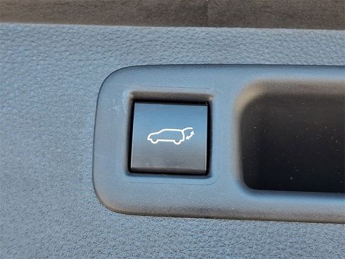 Used 2020 Toyota Highlander XLE image 29