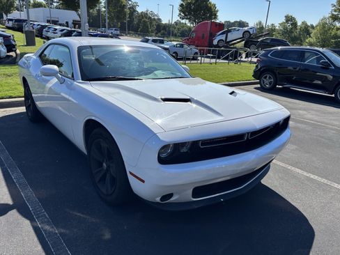 Used 2020 Dodge Challenger SXT RWD image 2