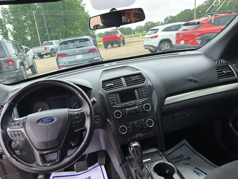Used 2019 Ford Explorer XLT w/ Class III Trailer Tow Package FWD image 10