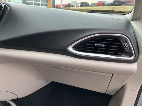 Used 2024 Chrysler Pacifica Touring-L image 21