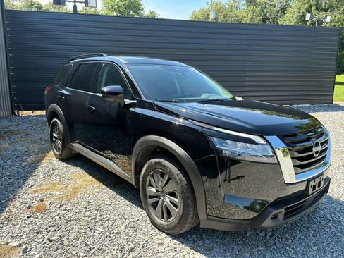 Used 2025 Nissan Pathfinder SV FWD image 5