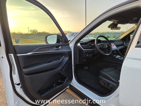 New 2025 Jeep Grand Cherokee Limited image 12