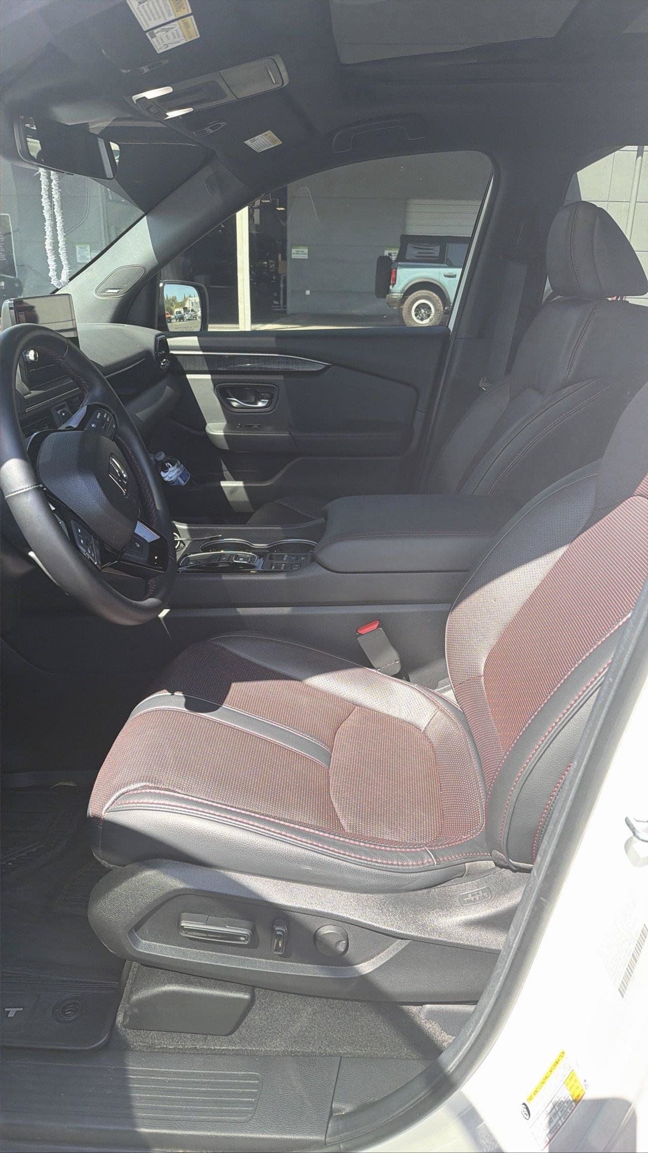 Used 2025 Honda Pilot Black Edition image 4