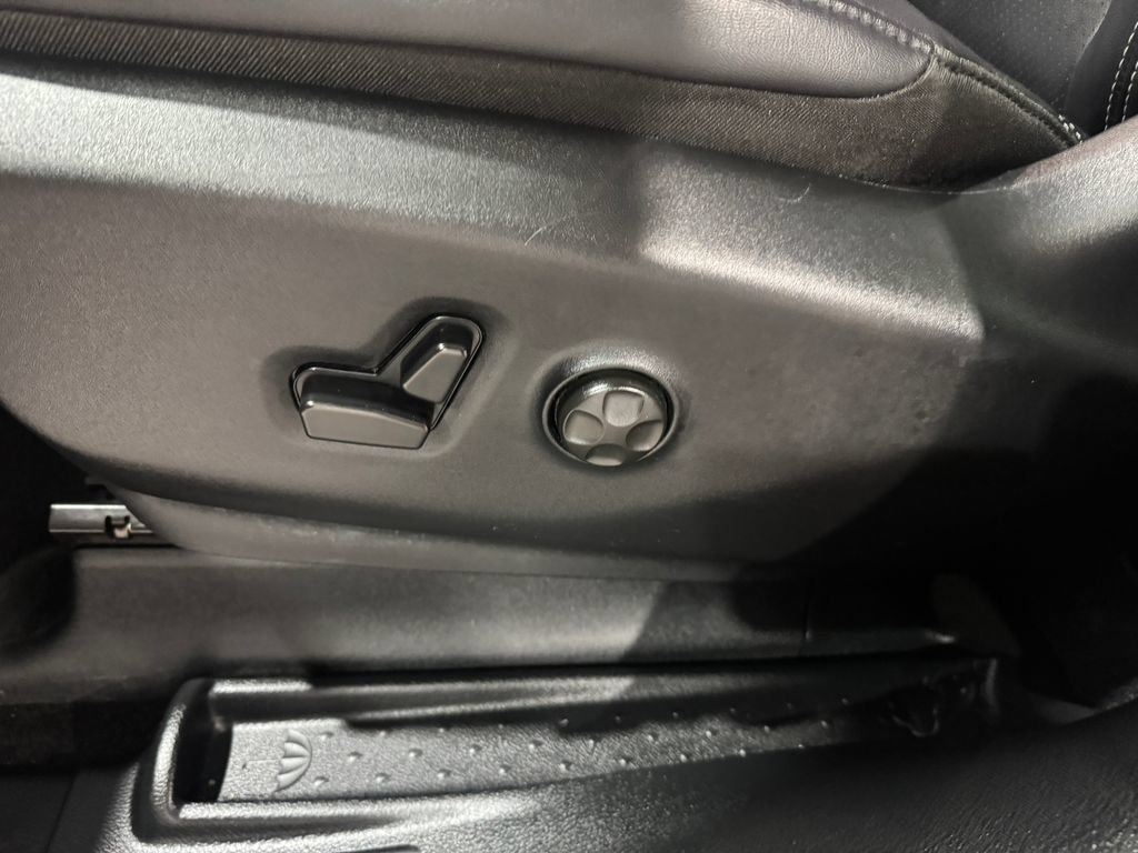 Used 2025 Chrysler Pacifica Select FWD image 19