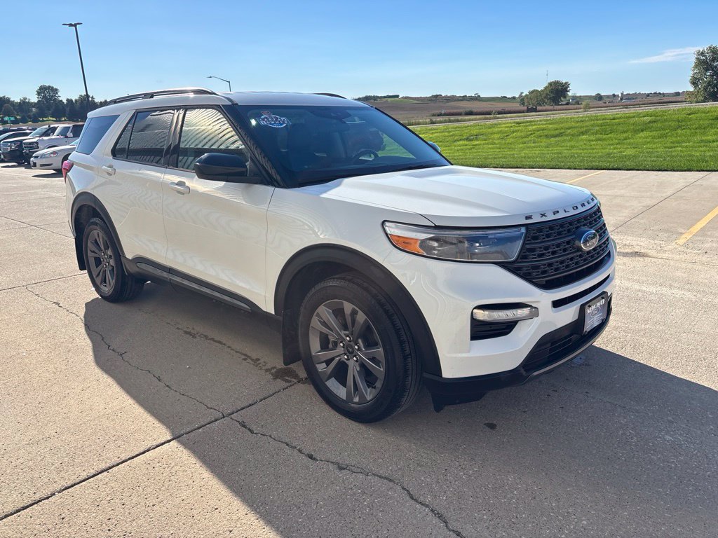 Used 2022 Ford Explorer XLT w/ Equipment Group 202A AWD/4WD image 3