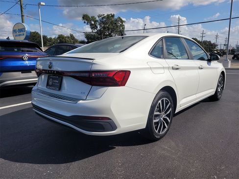 Certified 2025 Volkswagen Jetta SE image 6