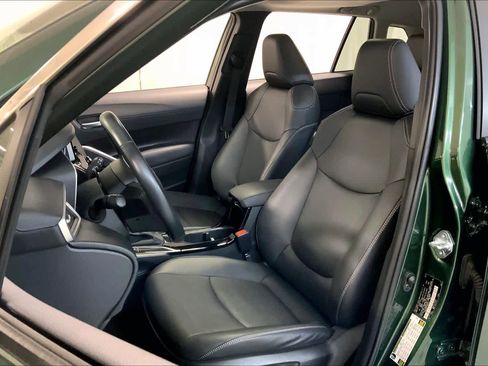 Used 2023 Toyota Corolla Cross XLE image 7