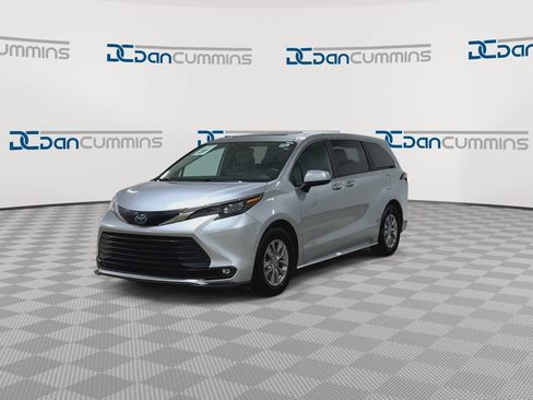 Used 2025 Toyota Sienna XLE AWD/4WD image 5