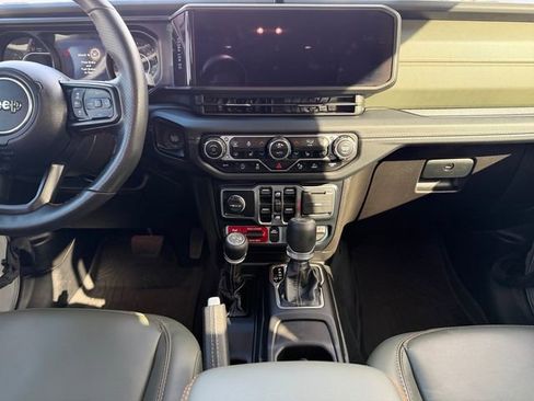 Used 2024 Jeep Gladiator Mojave image 11