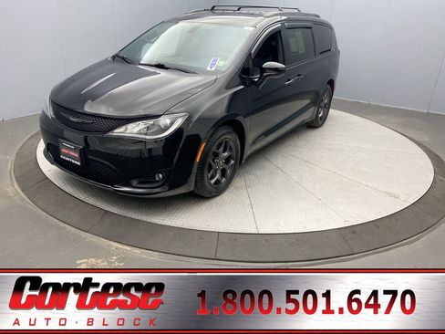 Used 2019 Chrysler Pacifica Touring-L w/ S Appearance Package FWD image 1