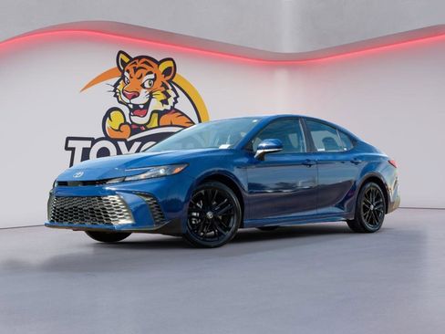 Used 2025 Toyota Camry SE image 1