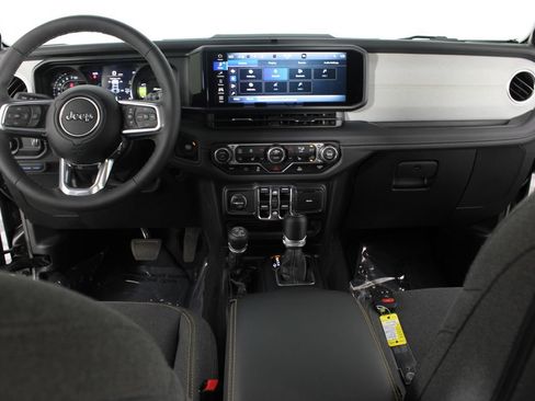 Used 2025 Jeep Wrangler Unlimited Sahara AWD/4WD image 9