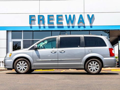Used 2016 Chrysler Town & Country Touring FWD image 2