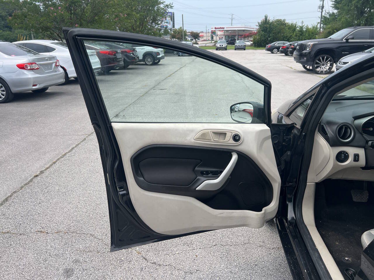 Used 2013 Ford Fiesta SE FWD image 10