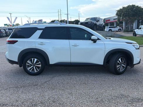 Used 2023 Nissan Pathfinder SL AWD/4WD image 2
