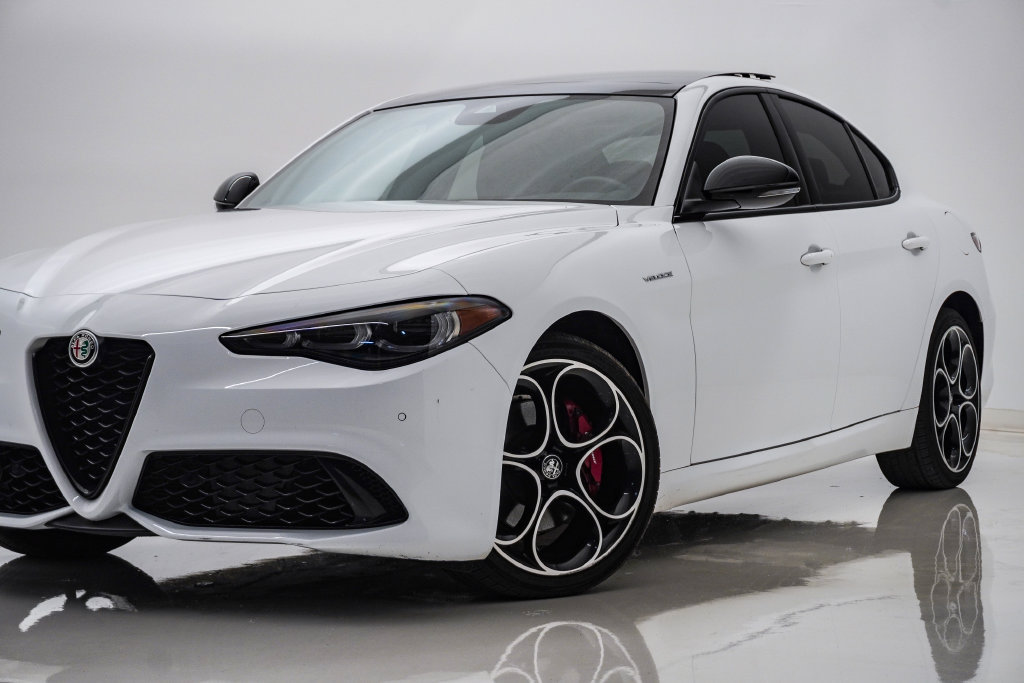 Used 2024 Alfa Romeo Giulia Veloce AWD/4WD image 2
