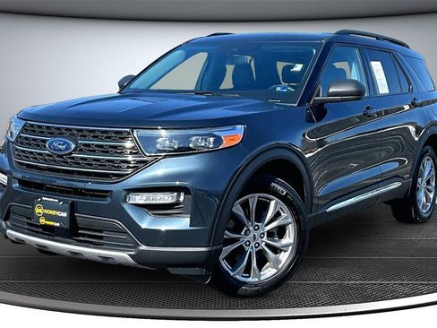 Used 2022 Ford Explorer XLT w/ Equipment Group 202A image 3