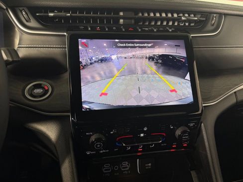 Used 2024 Jeep Grand Cherokee Limited image 19