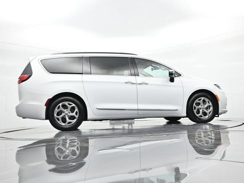 Used 2023 Chrysler Pacifica Limited FWD image 21