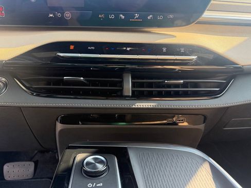 Used 2025 Buick Enclave Preferred w/ Power Package FWD image 36