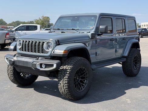 Used 2025 Jeep Wrangler Unlimited Sahara AWD/4WD image 4