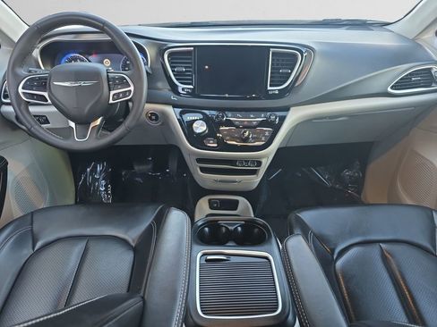Used 2023 Chrysler Pacifica Touring-L image 11