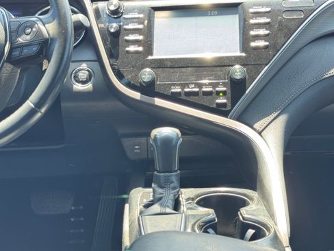 Used 2018 Toyota Camry SE w/ Convenience Package FWD image 15