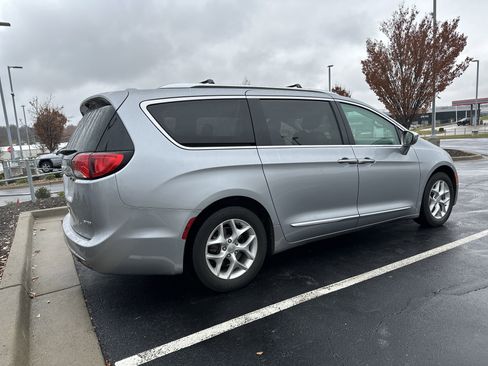 Used 2019 Chrysler Pacifica Limited image 9