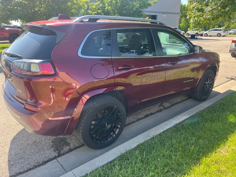 Used 2019 Jeep Cherokee Overland w/ Technology Group AWD/4WD image 5