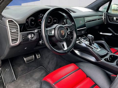 Certified 2020 Porsche Cayenne Turbo image 4