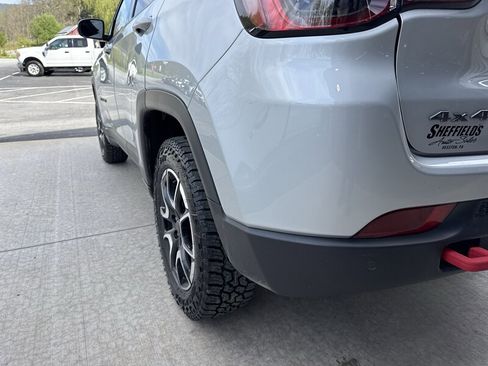 Used 2025 Jeep Compass Trailhawk AWD/4WD image 17
