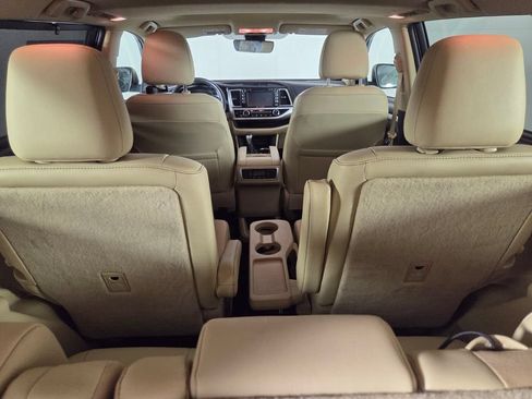 Used 2019 Toyota Highlander XLE FWD image 32