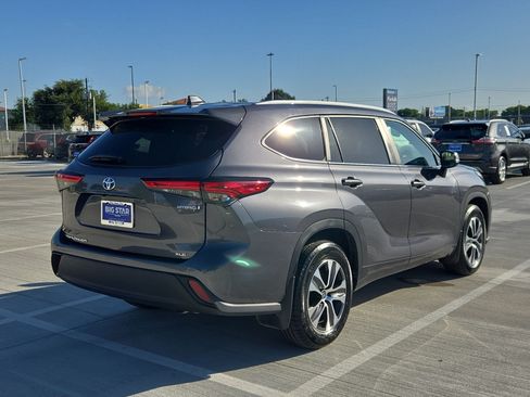 Used 2023 Toyota Highlander XLE FWD image 3