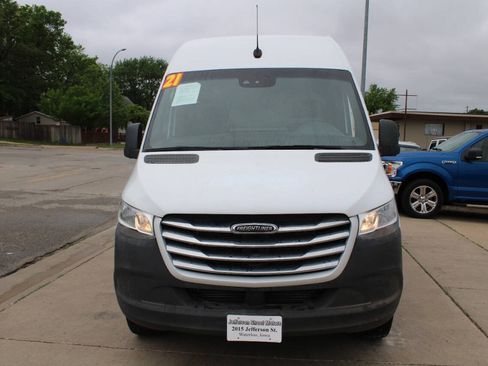 Used 2021 Freightliner Sprinter 2500 RWD image 3