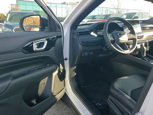 New 2026 Jeep Compass Latitude image 9