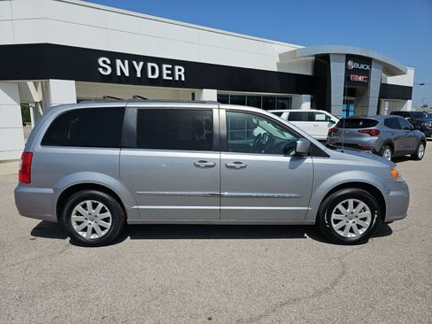 Used 2014 Chrysler Town & Country Touring FWD image 25