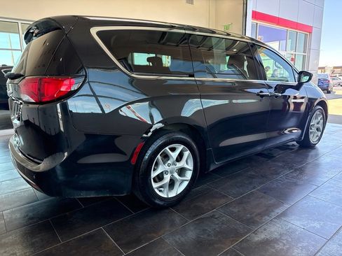 Used 2019 Chrysler Pacifica Touring Plus w/ Tire & Wheel Group FWD image 11