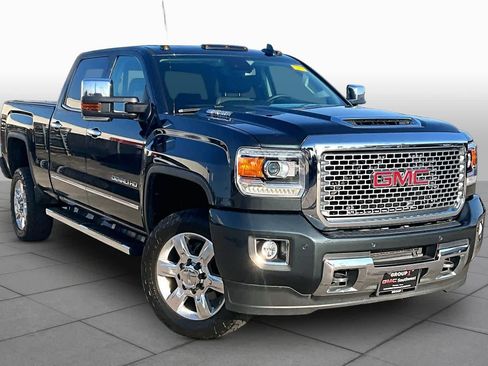 Used 2017 GMC Sierra 2500 Denali w/ Duramax Plus Package AWD/4WD image 3