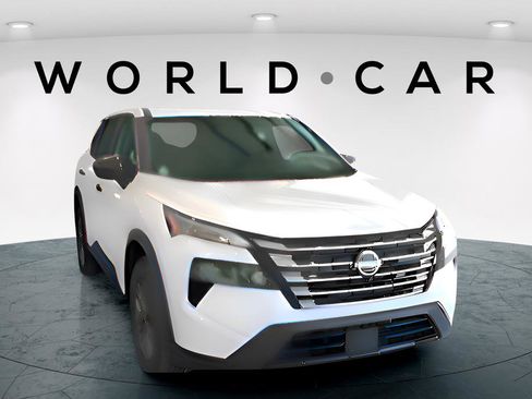 Used 2025 Nissan Rogue S image 2